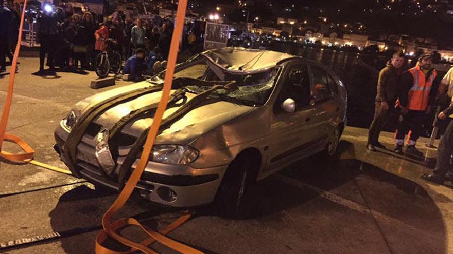 El coche del fallecido una vez sacado del agua. // GES de Muros