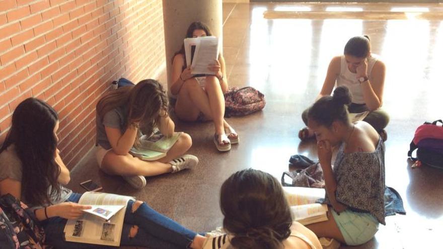 Alumnas repasando hoy antes de un examen de la PAU