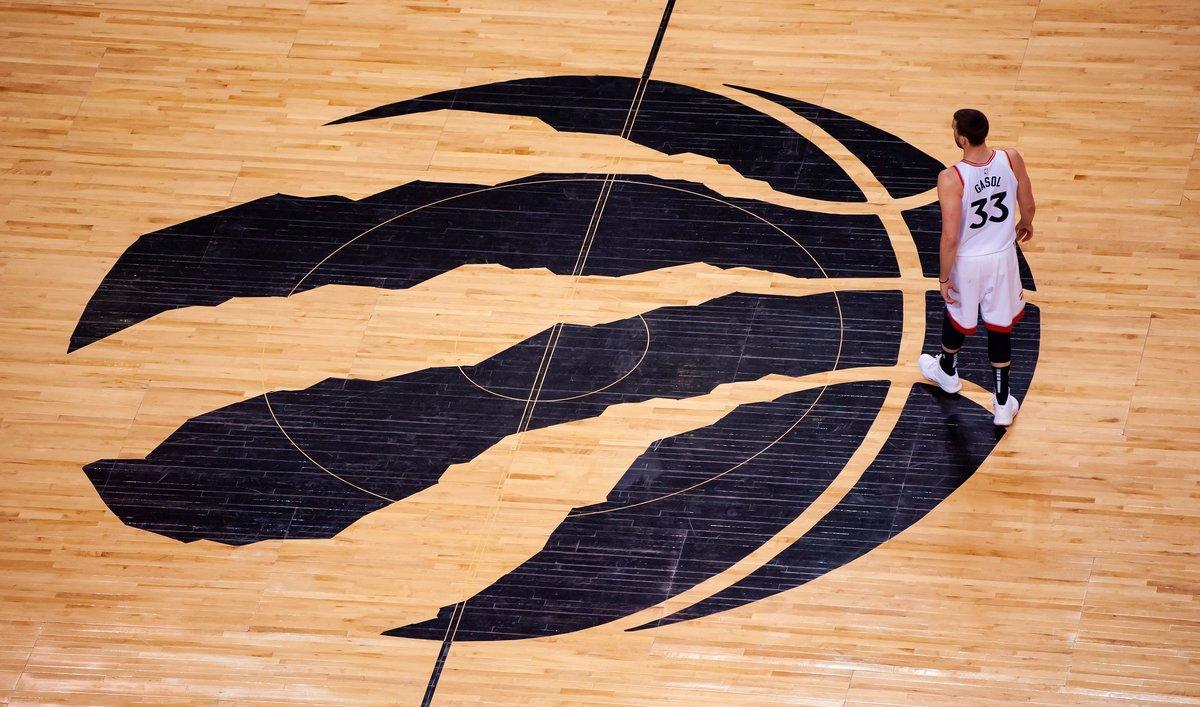 -FOTODELDIA- AME191. TORONTO (CANADA), 07/05/2019.- Marc Gasol de los Toronto Raptors espera el comienzo de la segunda mitad este martes, durante un partido de baloncesto de la Conferencia Este de la NBA, en el Scotiabank Arena de Toronto (Canadá). EFE/ Warren Toda