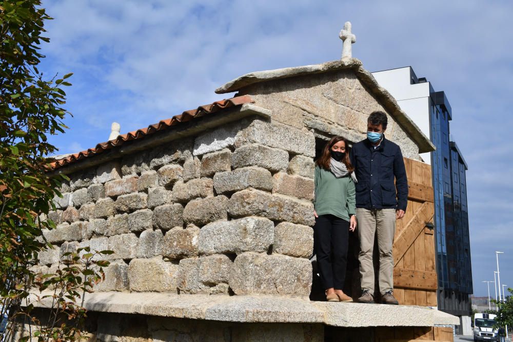 Rey visita el hórreo rehabilitado en San Roque