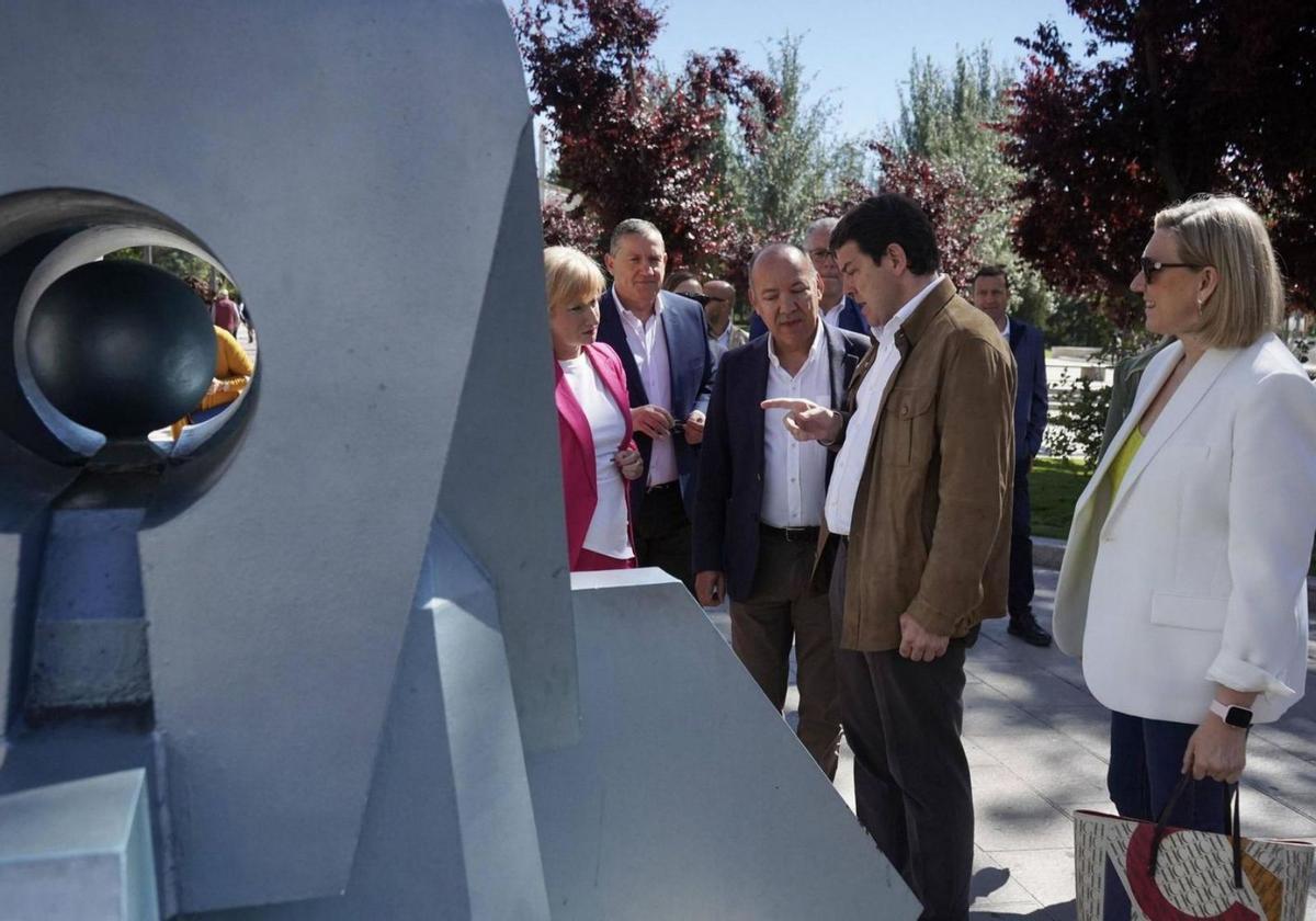 Fernández Mañueco conversa con cargos del PP de Zamora en la farola de Coomonte de La Marina. | J. L. F.