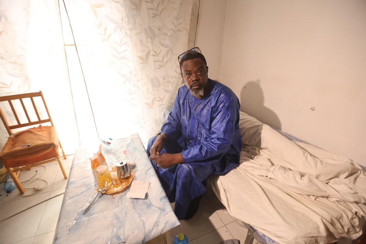 Mamadou Dioume en el interior de su casa.