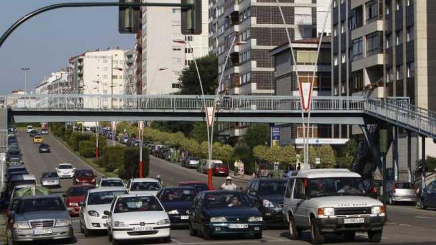 Una de las pasarelas de la Avenida Castelao que ha decidido retirar el Concello.  // J. Lores