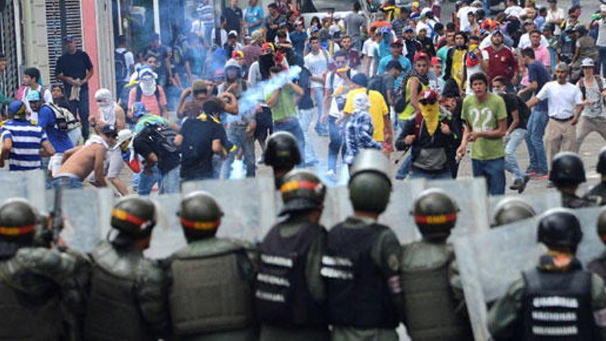 Policías y manifestantes se enfrentan en Venezuela.