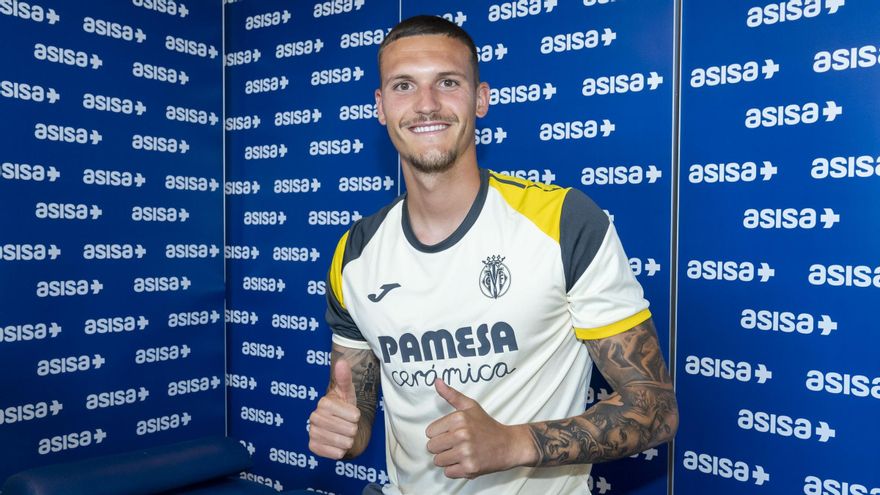 Rafa Marín pasando la revisión médica con el Villarreal.