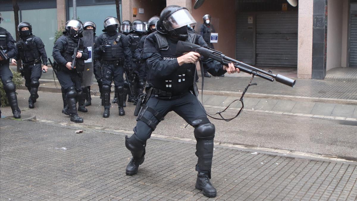 Varios agentes antidisturbios de los Mossos d’Esquadra en Salt, Girona. Los disturbios se han producido tras la visita del líder de Vox, Santiago Abascal, donde ha sido recibido con lanzamientos de diversos objetos en las calles de la localidad.