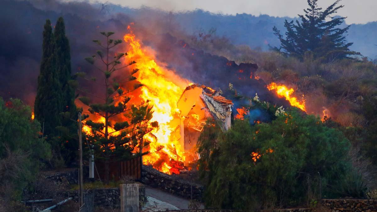 La lava engulle una casa en la Cumbre Vieja, tras la erupción del volcán en La Palma