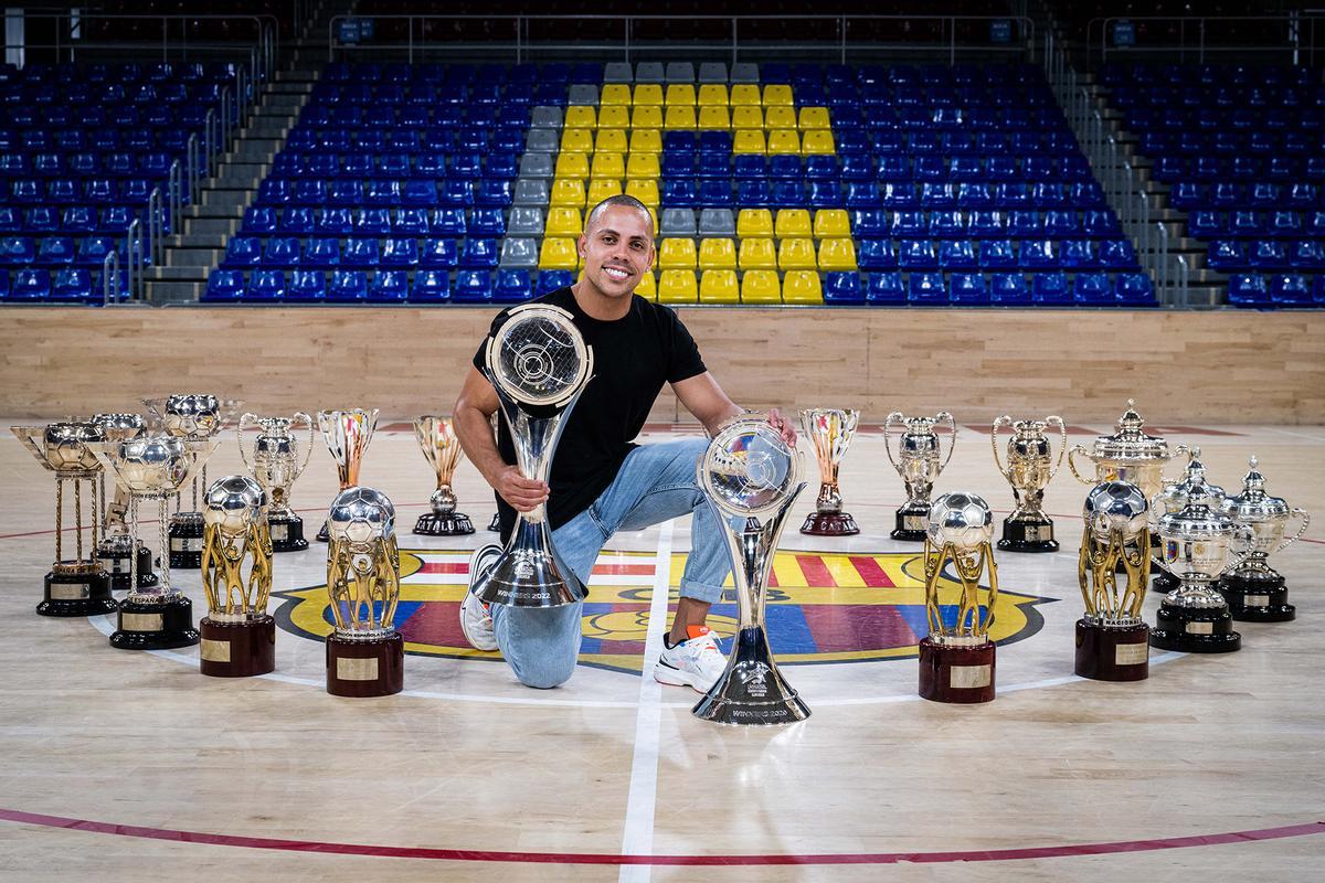 Ferrao, André Coelho y Jesús Velasco se despiden del Barça fotografiándose con todos sus trofeos.
