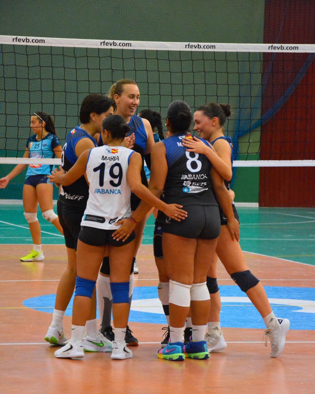 Las jugadoras del CV Coruña celebran un punto.
