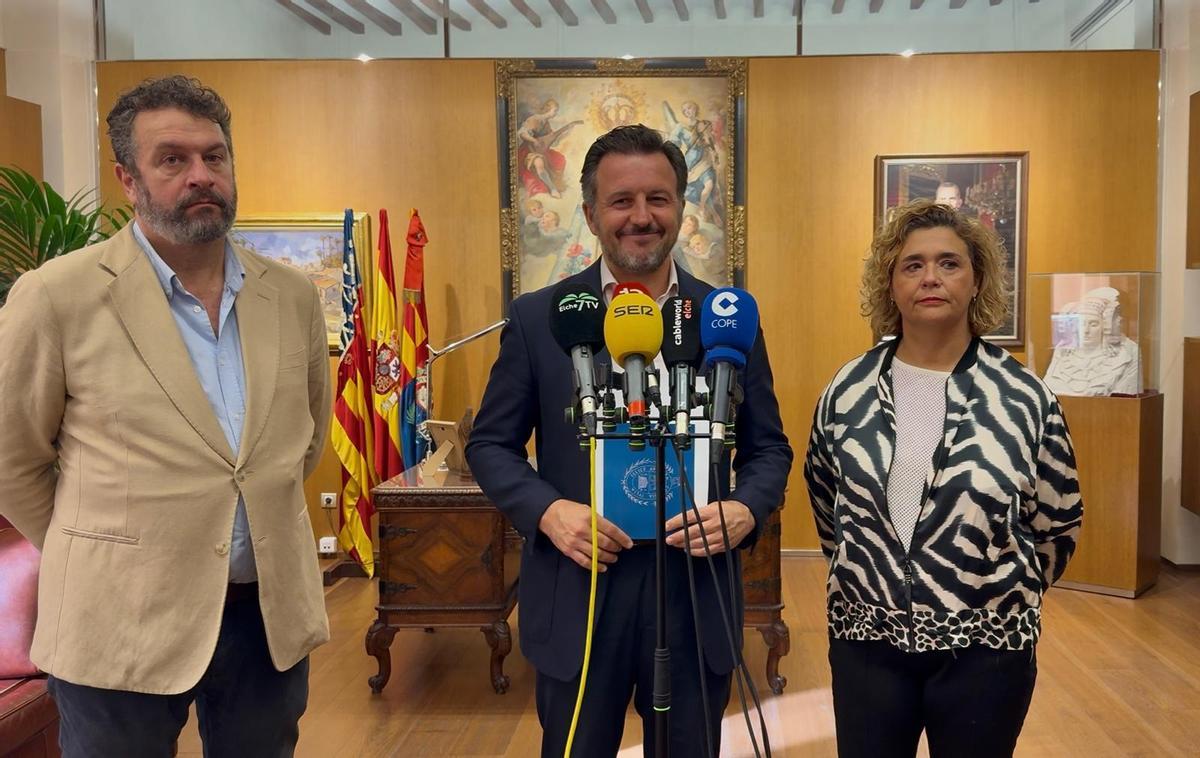 El alcalde, satisfecho tras la designación de Elche como Capital Europea del Deporte, junto al edil y la responsable de la Fundación