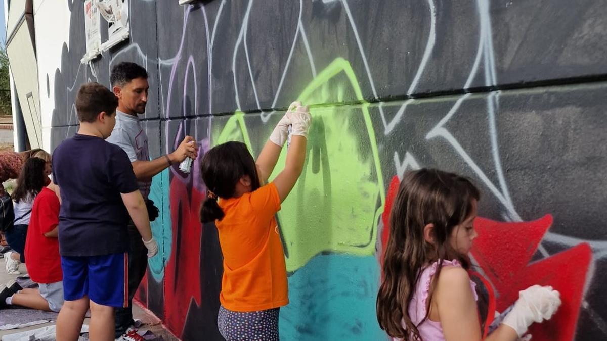 Niños de todas las edades participan en el taller de grafiti en el distrito de Santa Cruz.