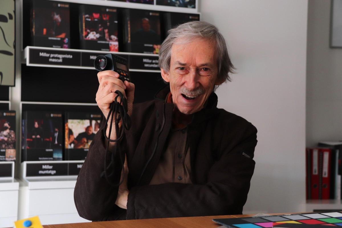 El director de fotografia Tomàs Pladevall, premi Gaudí d'Honor 2022, sostenint una càmera i somrient, el 13 de gener del 2022