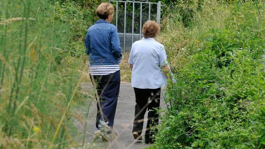 Dos mujeres, paseando por la senda de Vegapiqueros.