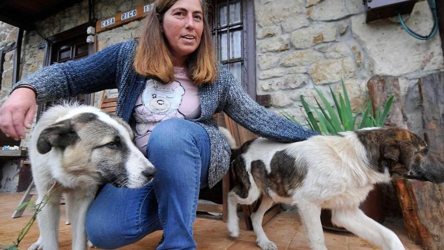 Mónica Cueto, con &quot;Neska&quot; y &quot;Nayro&quot;.