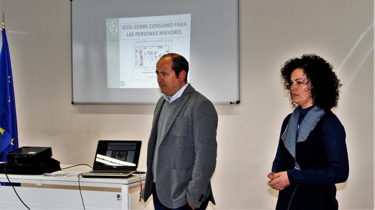 Oscar Jiménez y Rocío Gallego, técnicos de consumo, en la presentación de la primera guía, en 2.016