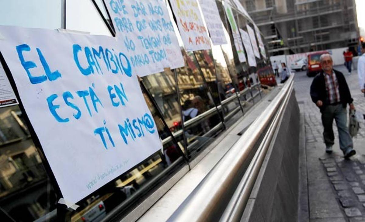 Dimecres al matí es podien veure alguns cartells penjats a la madrilenya Puerta del Sol, després de la concentració impulsada el dia abans per ’Democràcia Real Ja’