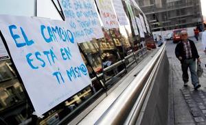 Dimecres al matí es podien veure alguns cartells penjats a la madrilenya Puerta del Sol, després de la concentració impulsada el dia abans per ’Democràcia Real Ja’