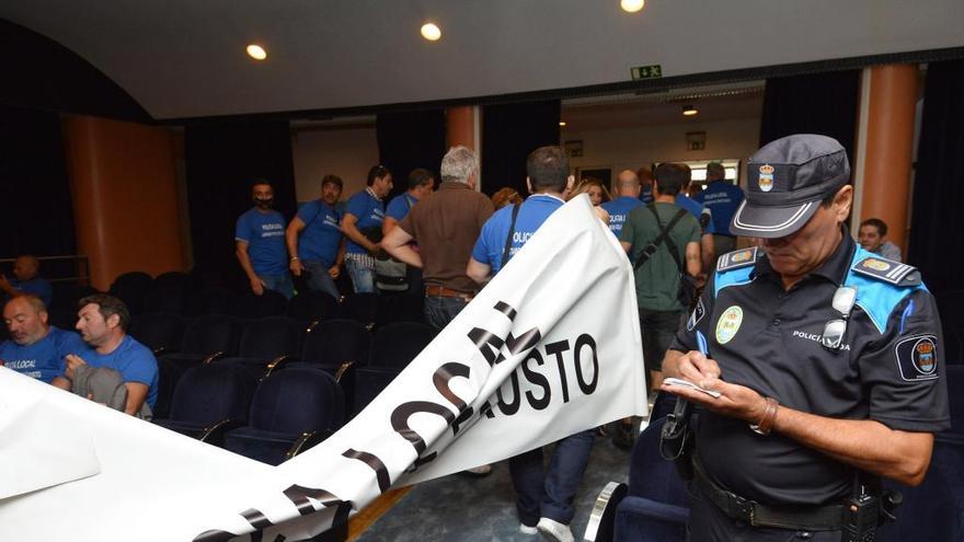 Un agente de policía identifica a algunos de sus compañeros durante la protesta