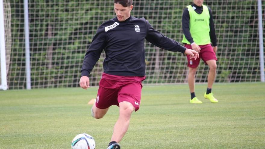 Carlos Indiano se dispone a golpear el balón durante el entrenamiento que el FC Cartagena realizó ayer en Pinatar Arena.