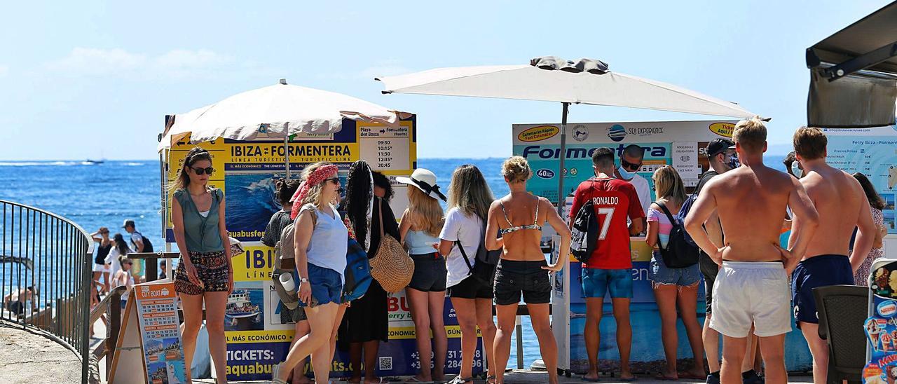 Un grupo de turistas se interesa en Platja d’en Bossa por excursiones marítimas, el pasado julio.