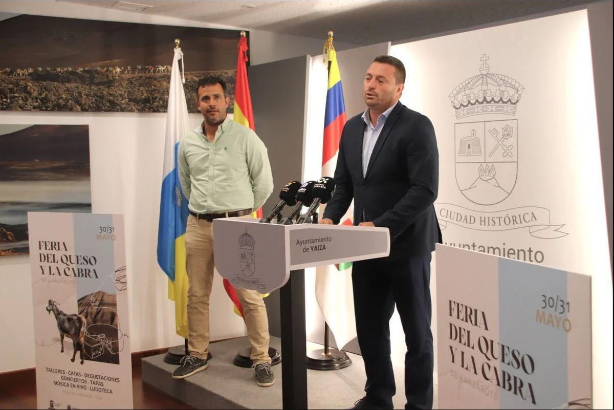 Omar Viña y Óscar Noda, durante la presentación de la Feria del Queso y la Cabra en Yaiza.