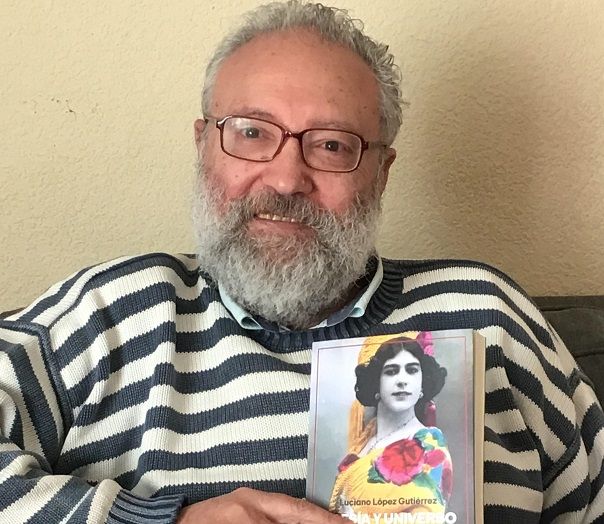 Luciano López Gutiérrez con su último libro