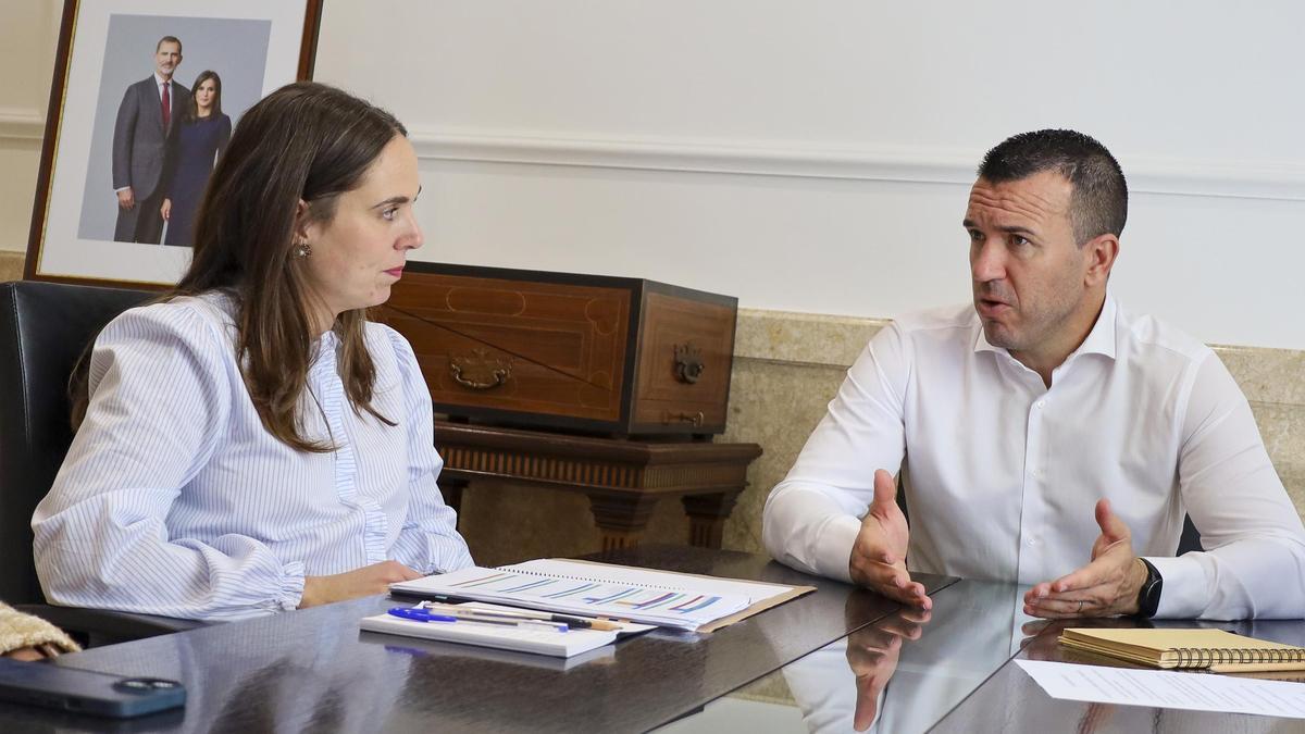 Vicent Mompó con la alcaldesa de Alpuente, itziar Mendez.