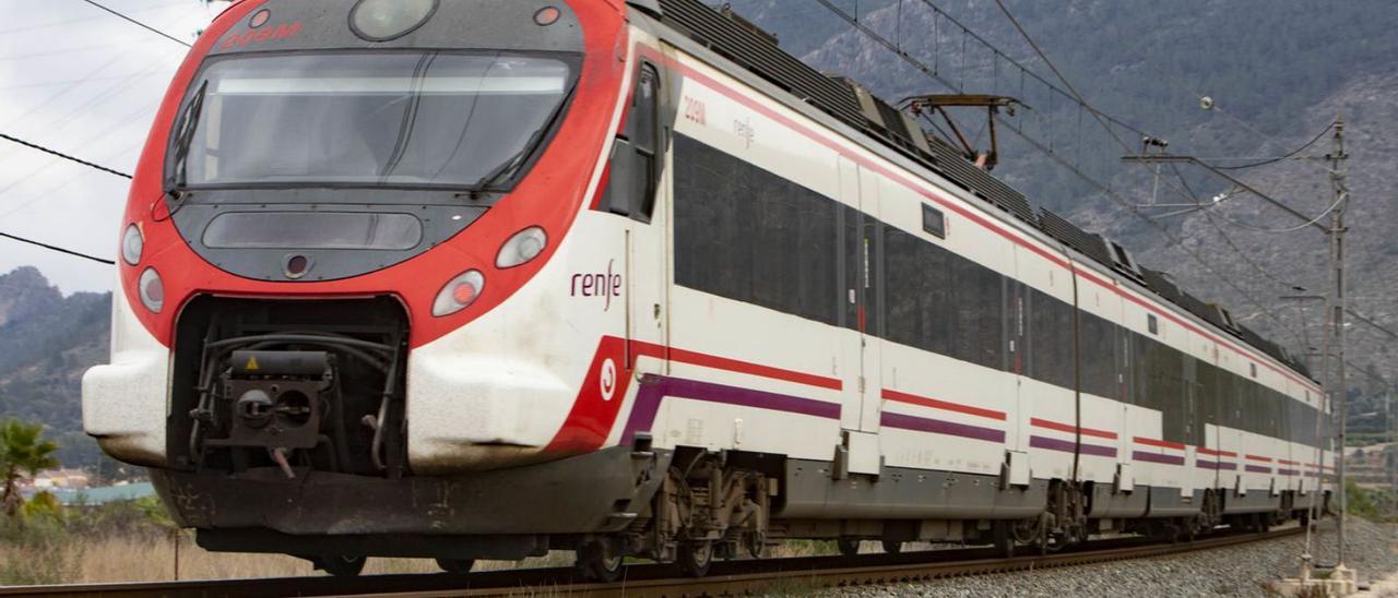 Un tren de Cercanías circula por el trazado ferroviario en el término de Xàtiva. | PERALES IBORRA