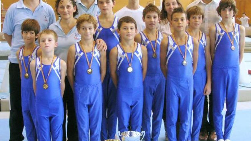 El Xelska con sus trofeos en benjamín y alevín.