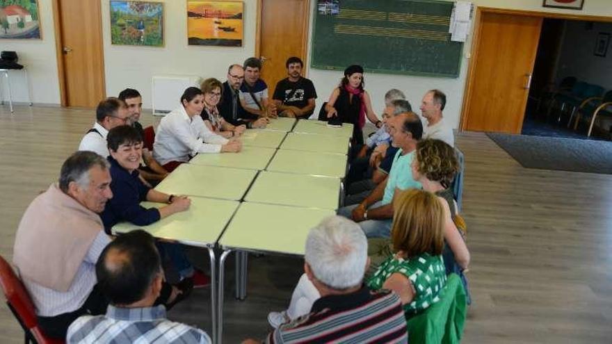 La diputada Montse Prado, ayer, con colectivos de Domaio. // G.N.