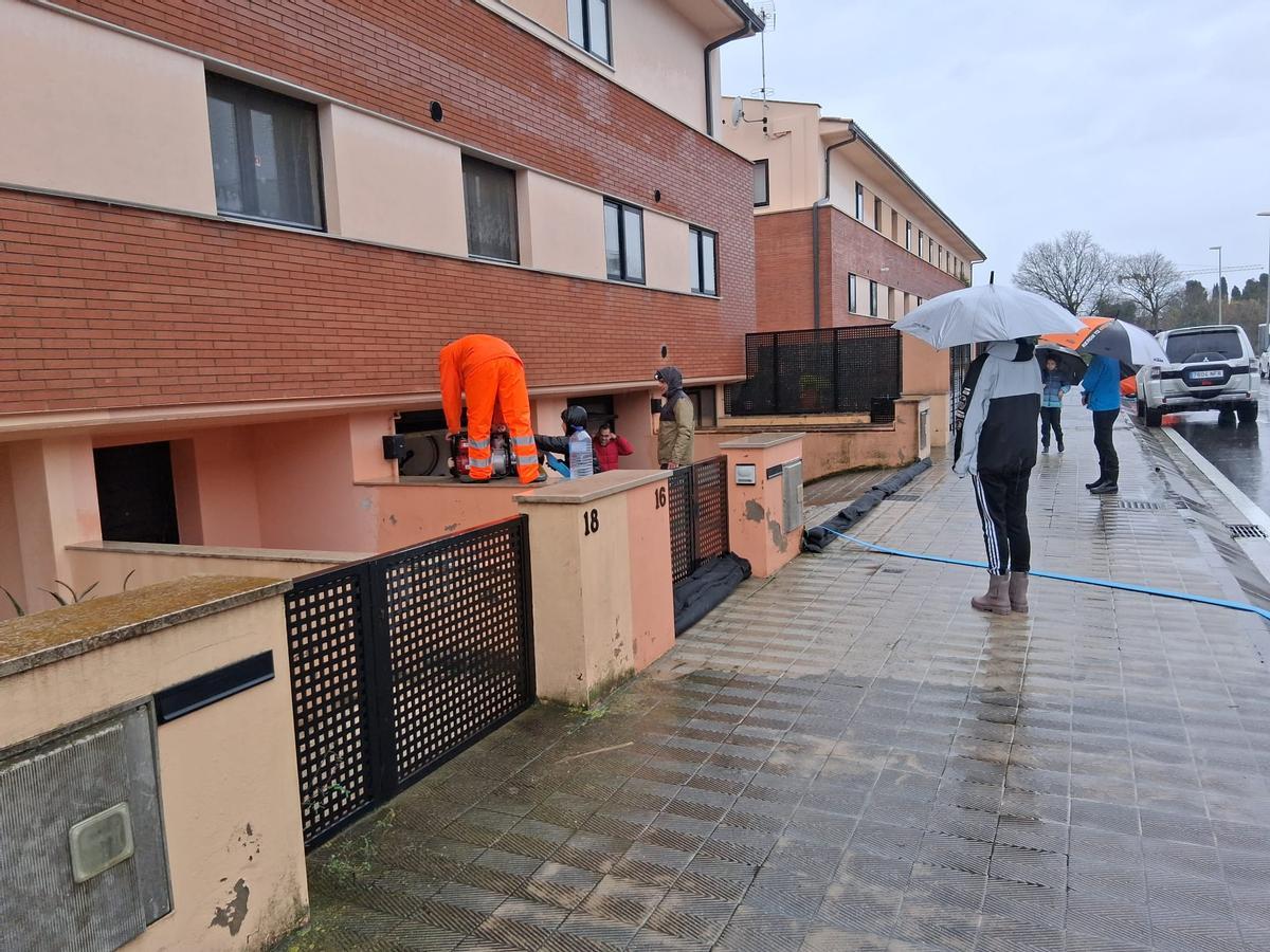 Els veïns evitant que torni a entrar aigua a les cases