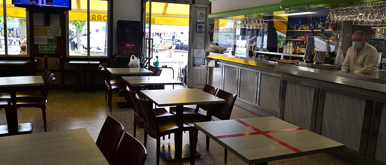 Interior del bar Alondras, ayer por la mañana, con todas las mesas precintadas.   | G.N.