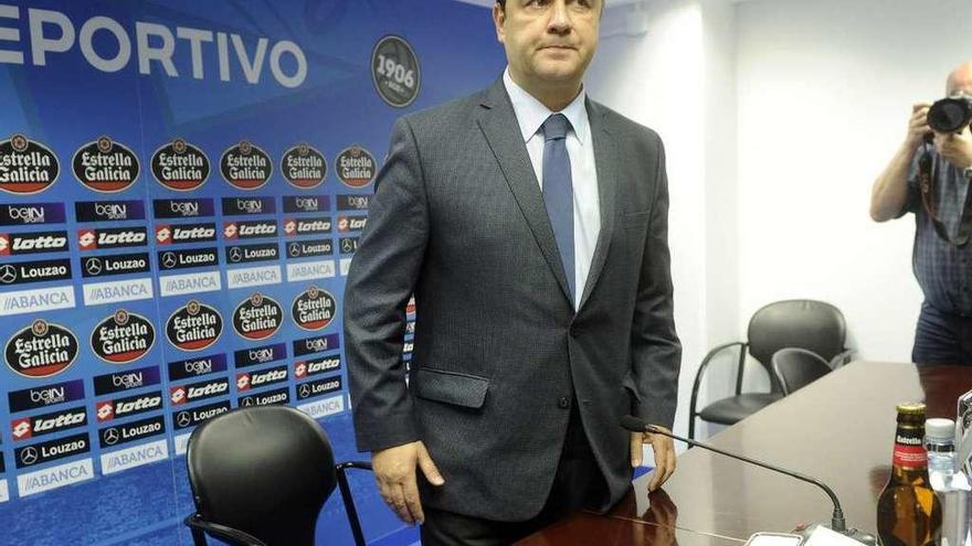 El presidente del Deportivo, Tino Fernández, en una rueda de prensa. // Carlos Pardellas