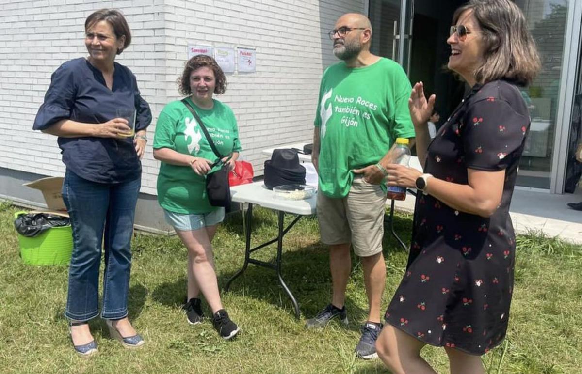 Por la izquierda, Carmen Moriyón junto a Mónica Soto, José Miguel Bernardo y Natalia Caba, ayer, en el encuentro vecinal del barrio.