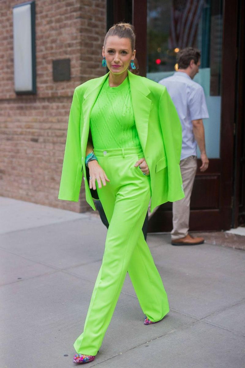 Blake Lively con look en verde flúor por las calles de Nueva York