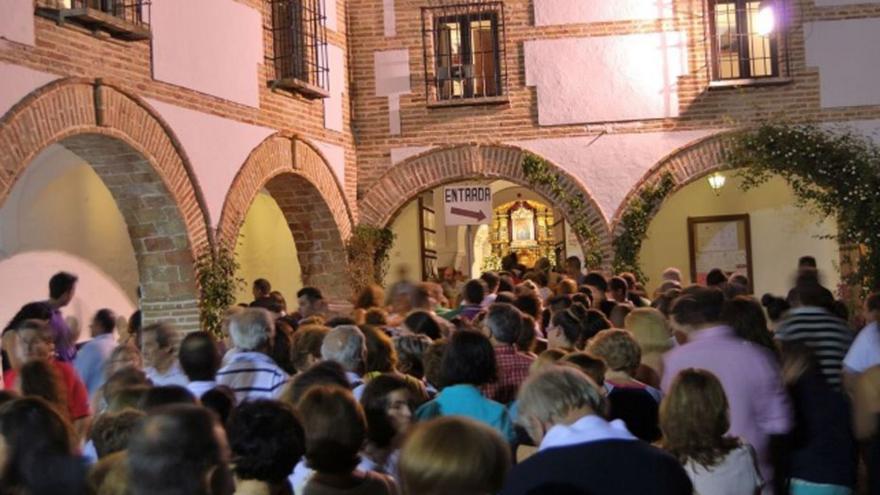 Entrada al santuario en romería. | L.O