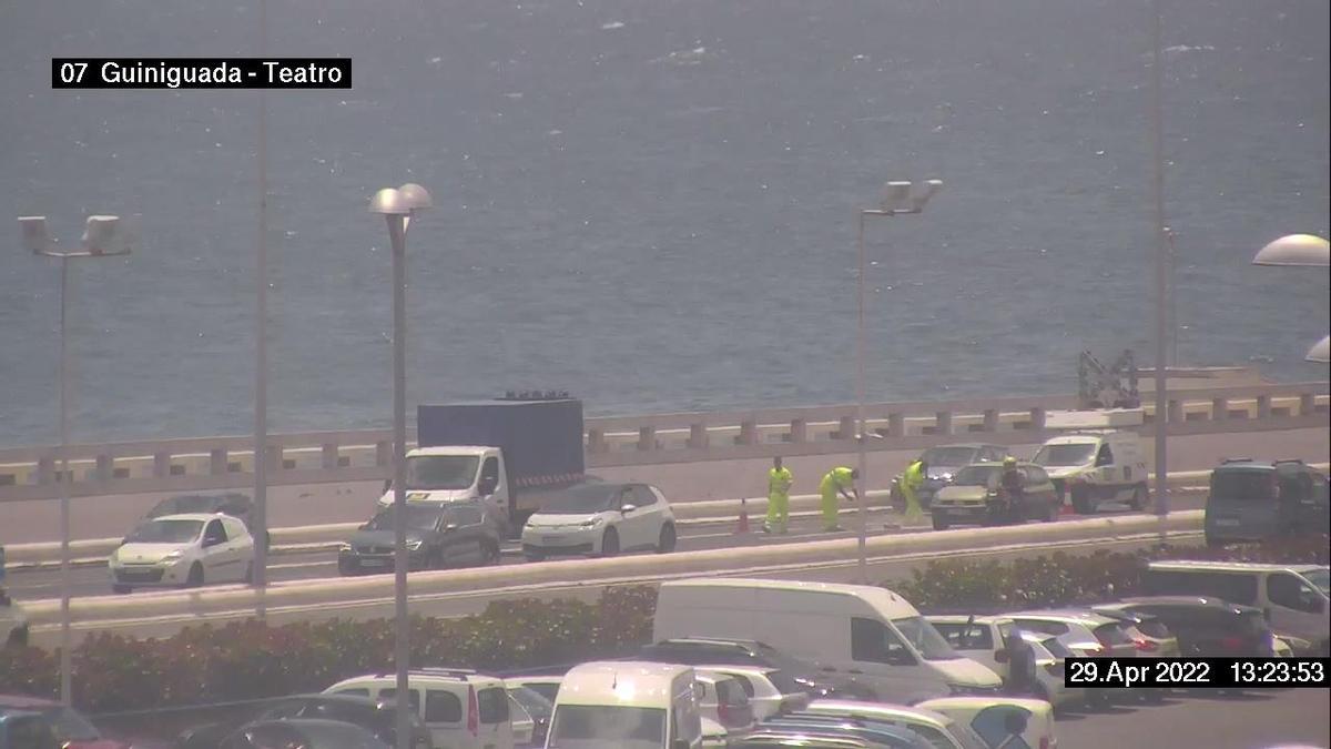 Operarios limpian el aceite que dejó un camión en la Autovía Marítima a la altura del Teatro.