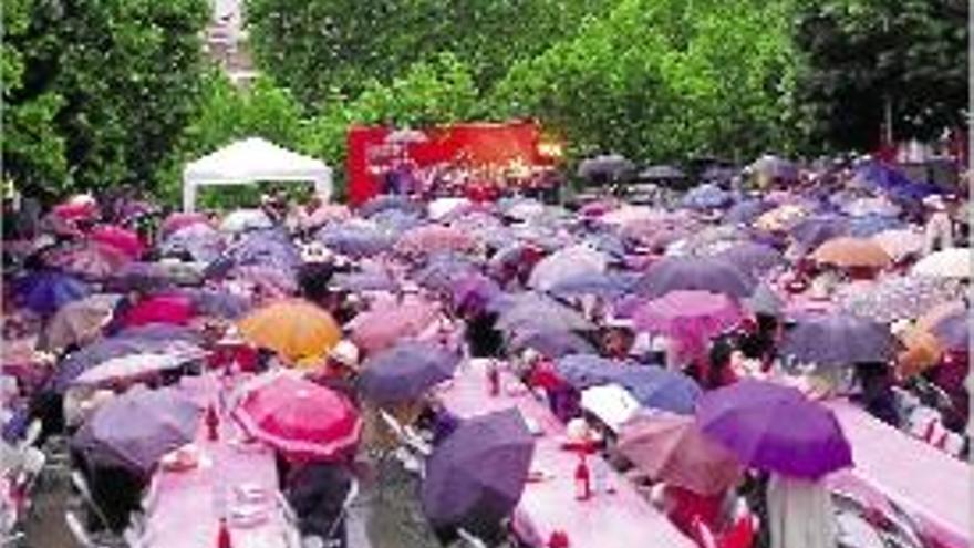 Les més de 500 persones amb paraigües a l&#039;acte del PSC.