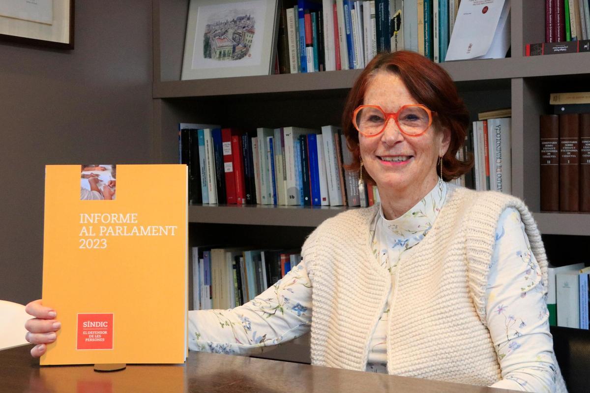 La síndica de greuges de Catalunya, Esther Giménez-Salinas, amb l'informe del 2023, a la seu de la institució