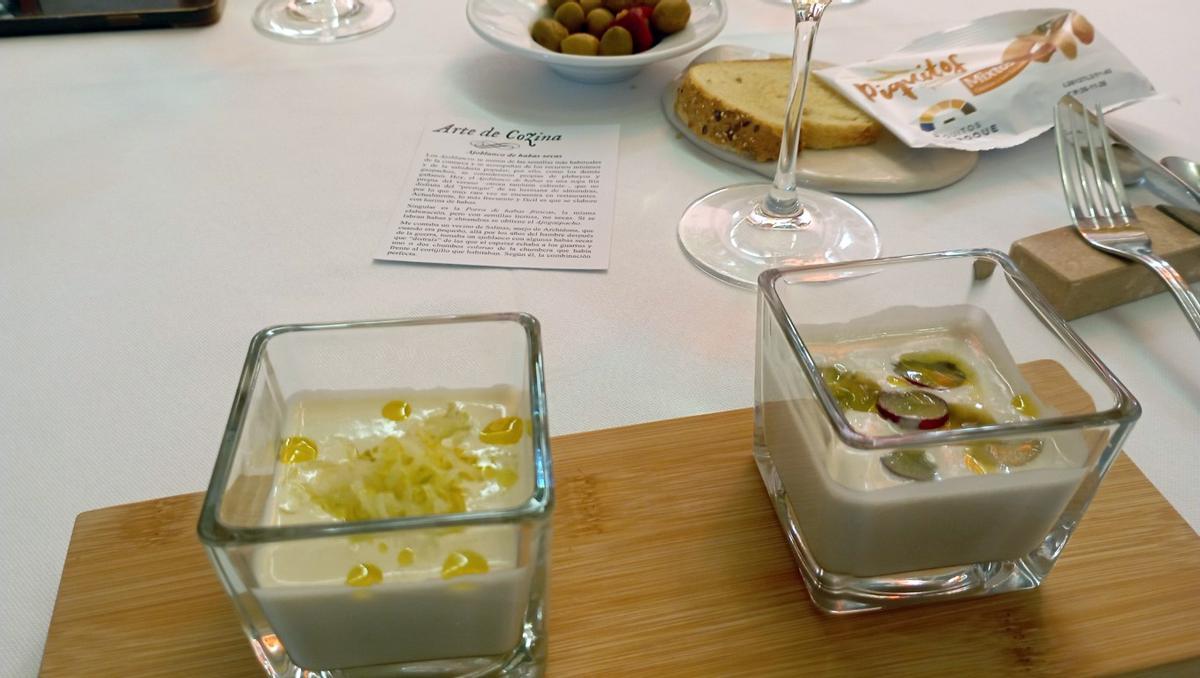 Cada plato viene acompañado de una ficha con la historia, ingredientes y modo de elaboración.
