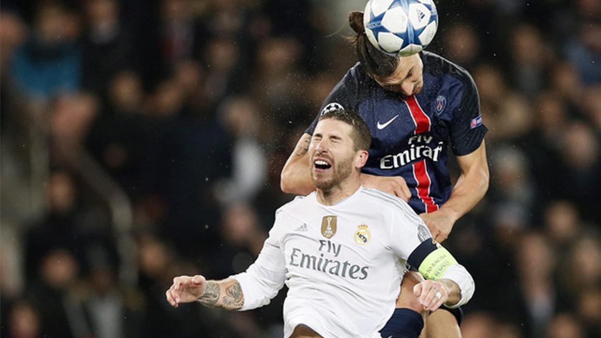 Pugna del balón entre Zlatan Ibrahimovic y Sergio Ramos
