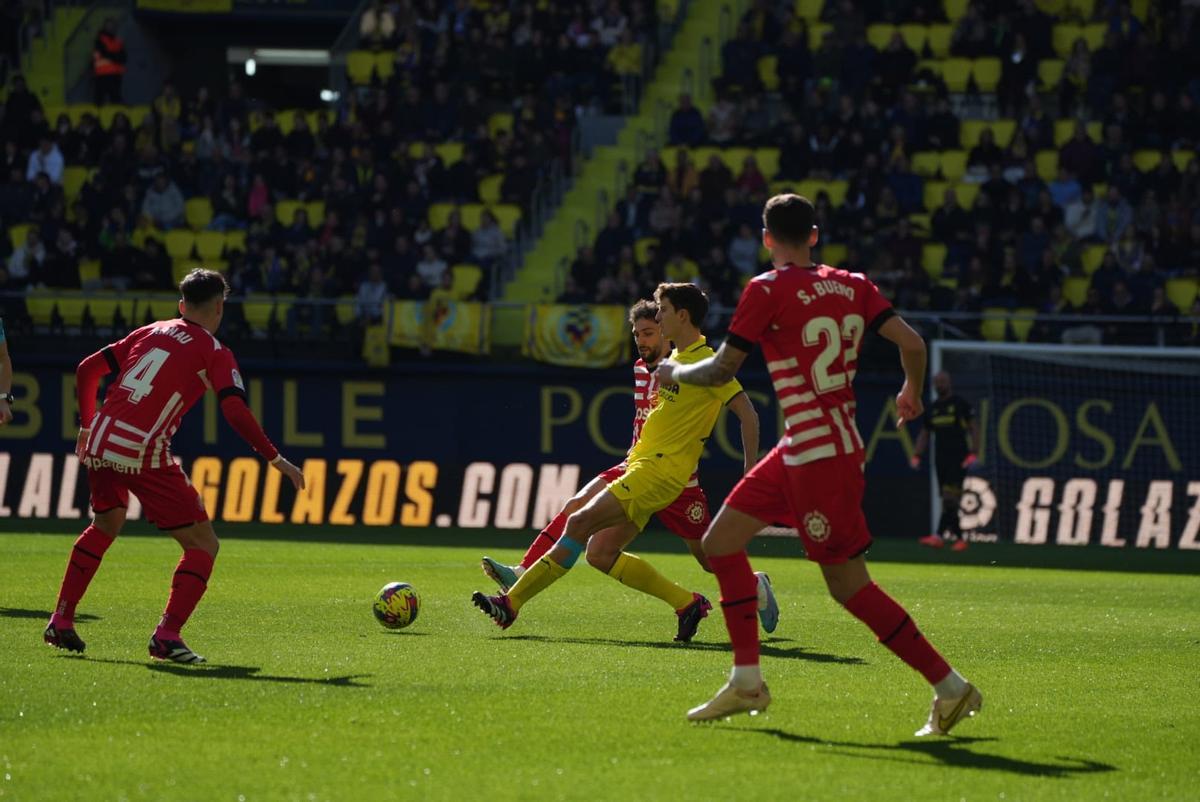 Pau Torres realiza un pase ante la presión del Girona.