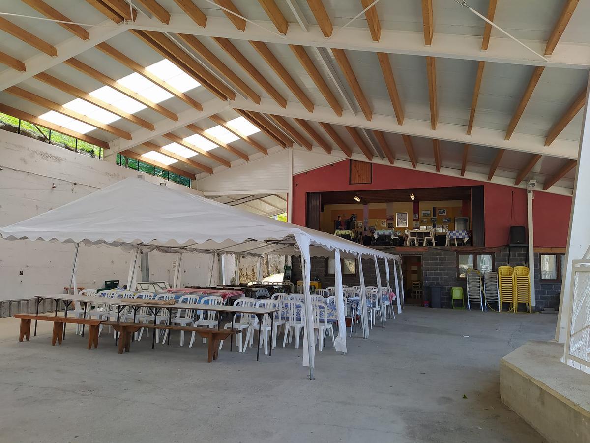 La zona de la cancha y del centro social de Boroñes, donde se hace la espicha.