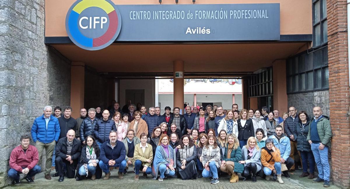 Foto de familia de los trabajadores del Centro Integrado de Formación Profesional de Avilés.  | I. G.