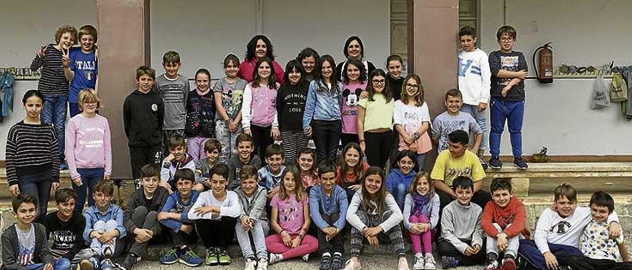 Los dos grupos de quinto curso del CEIP Mestre Guillem Galmés de Sant Llorenç a punto para dar a conocer sus ´empresas´.