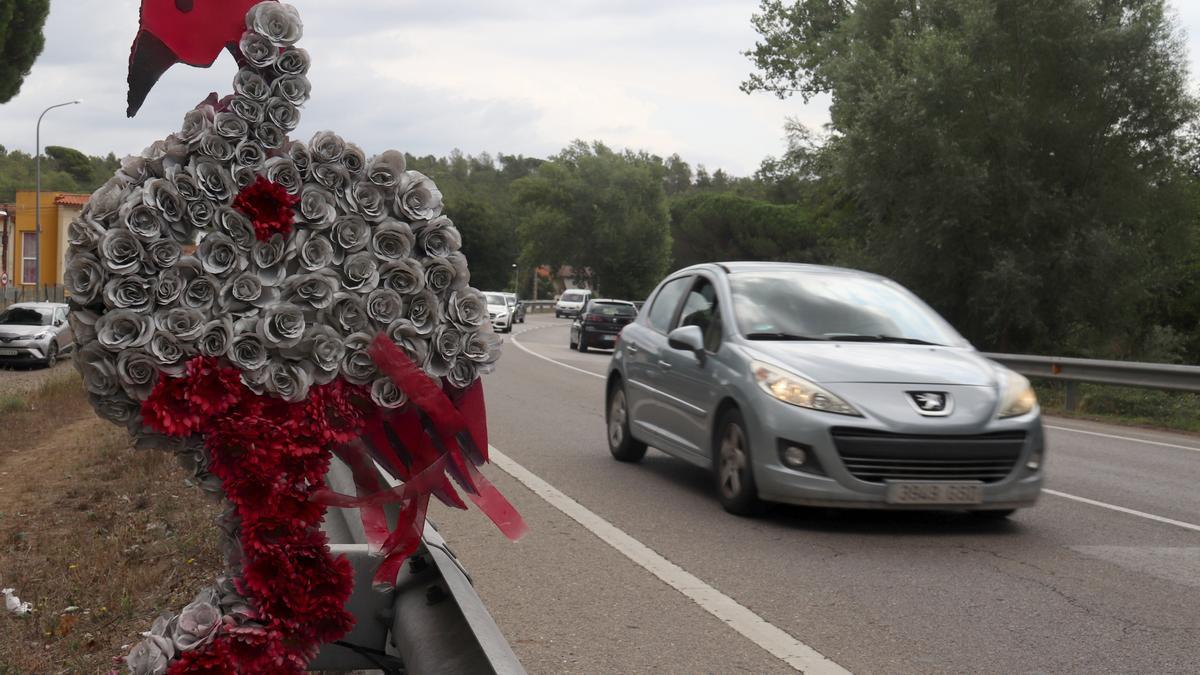 Un ram de flors en forma de flamenc homenatja una víctima mortal a la C-63 mentre diversos cotxes circulen per la carretera