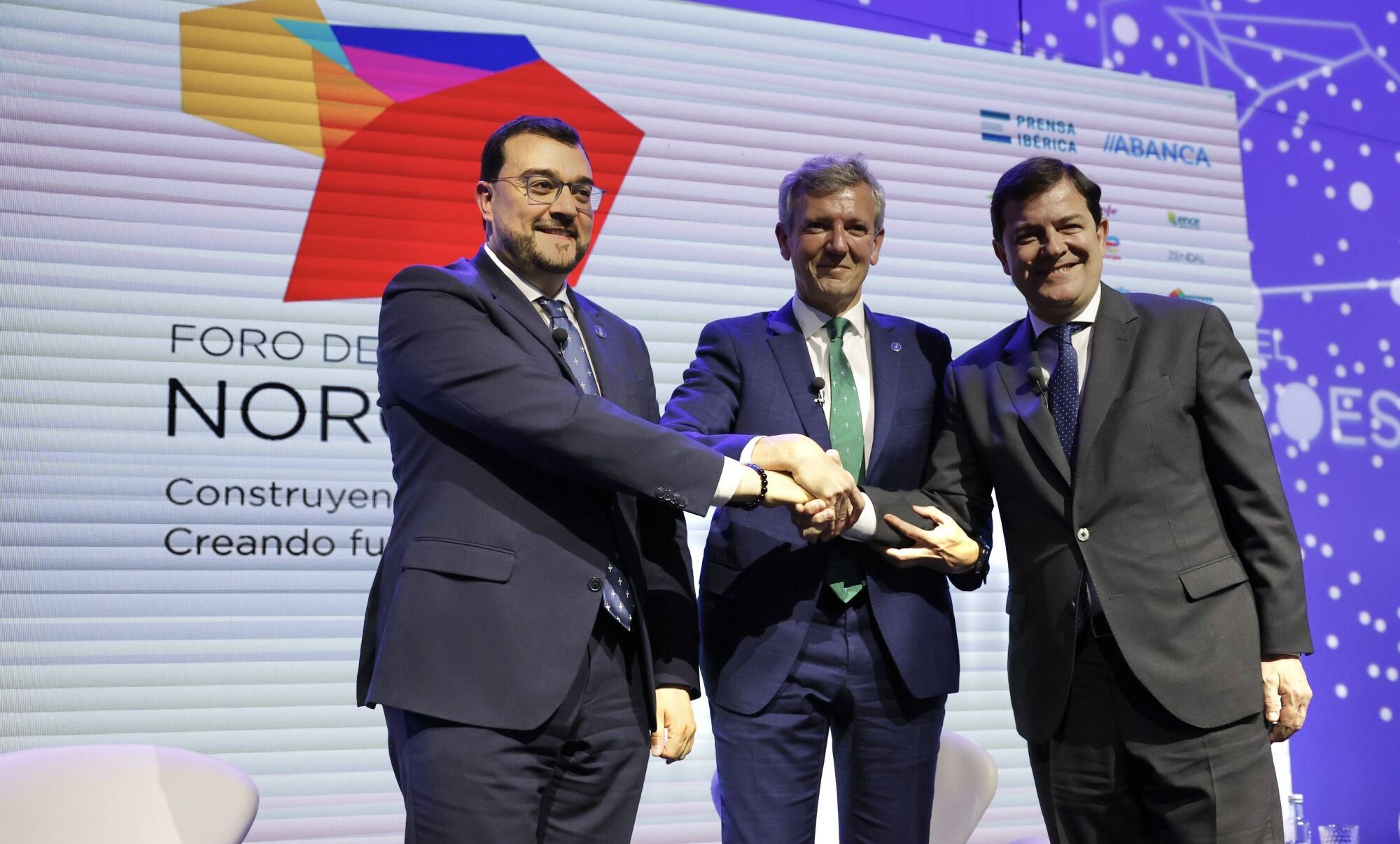 El apretón de manos entre los tres presidentes autonómicos (Galicia, Asturias y Castilla y León) que participan en el Foro del Noroeste. 