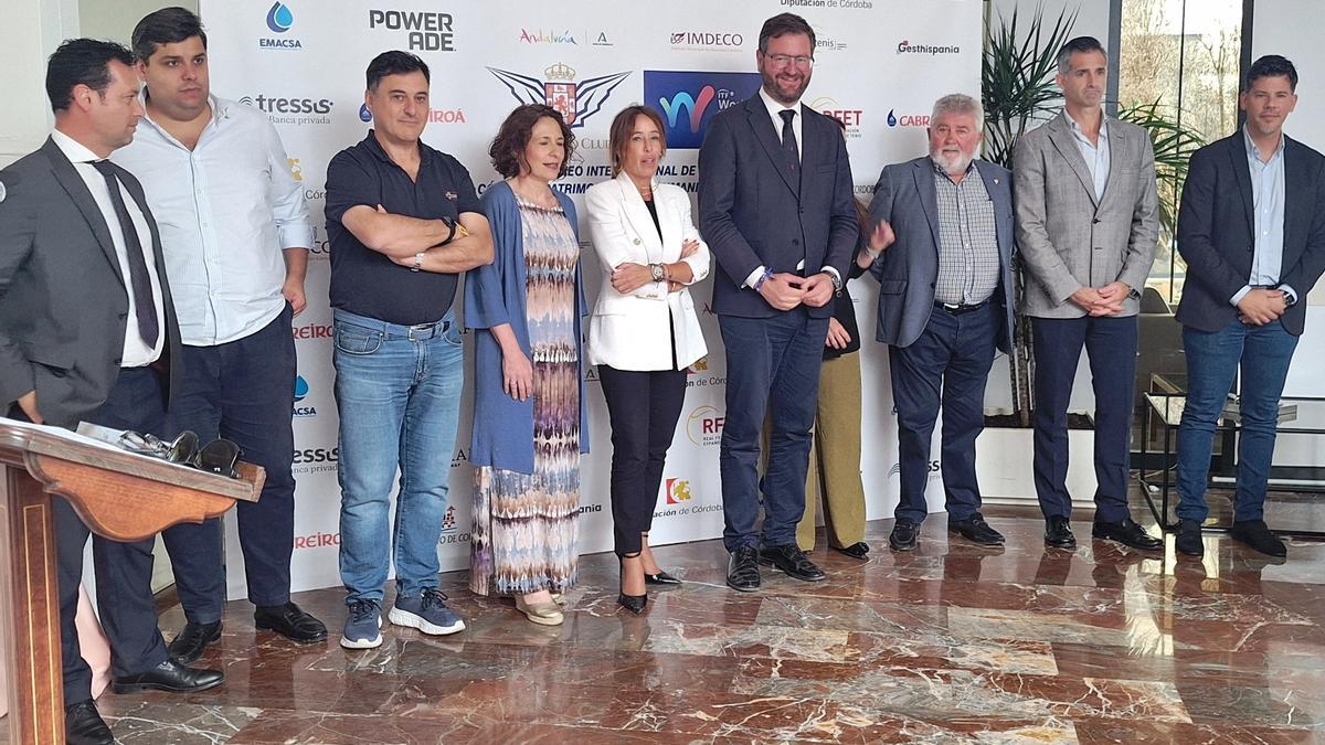 Autoridades asistentes a la presentación del Torneo Internacional de Tenis Córdoba Patrimonio de la Humanidad Trofeo Tressis.
