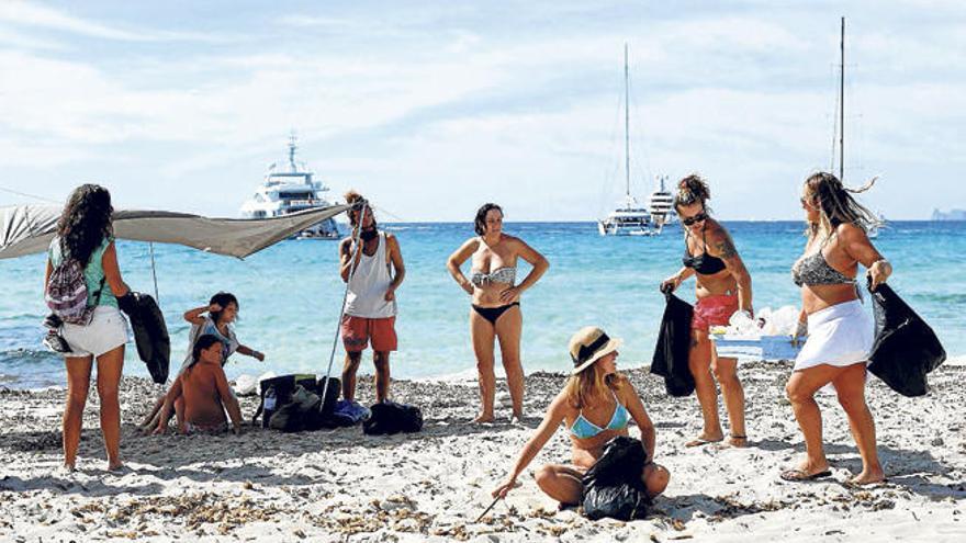 Parte del grupo de voluntarios recogen basura en una playa del Parque Natural.