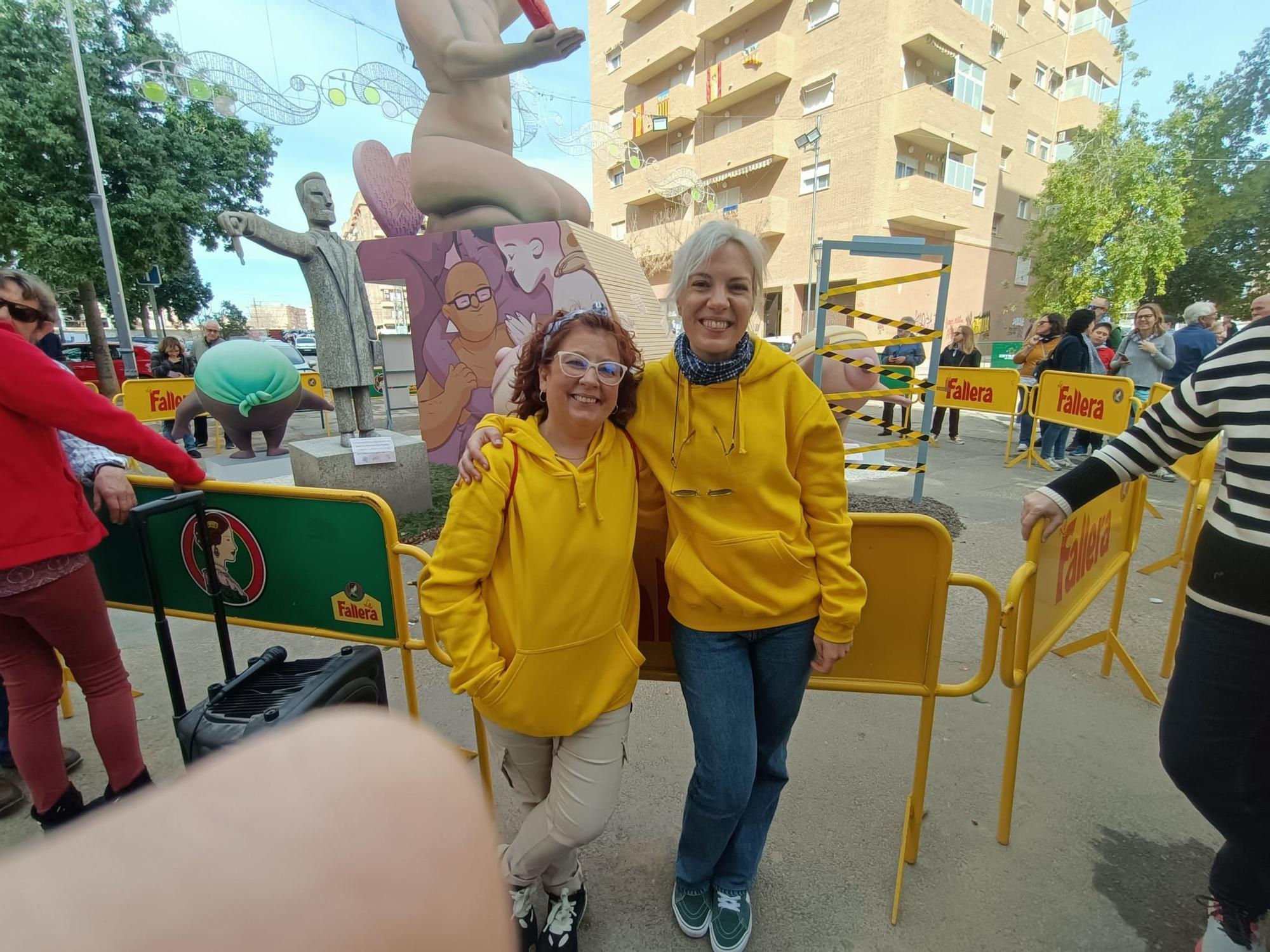 Dos de las mujeres pertenecientes a Cáncer con limón